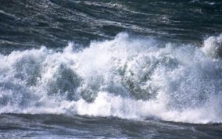 梦见巨浪(梦见巨浪向自己袭来然后拼命地逃跑)